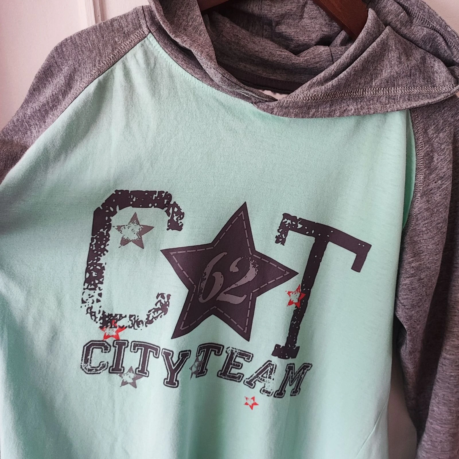 T-shirt haut manches longues avec capuche  – photo 3